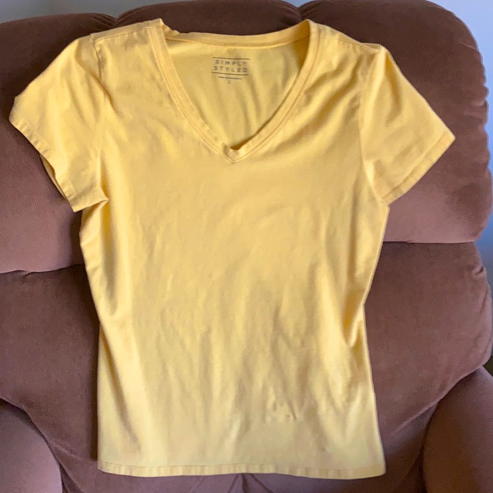 V-neck short sleeve knit top